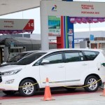 Ilustrasi - Petugas SPBU melayani konsumen yang membeli BBM untuk kendaraannya. ANTARA/HO-Pertamina Patra Niaga JBT-1671700314
