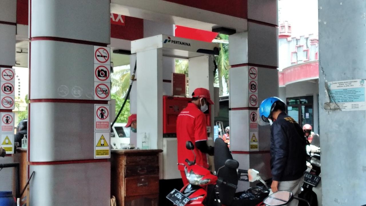 Ilustrasi petugas SPBU sedang melayani pengisian bahan bakar/ist