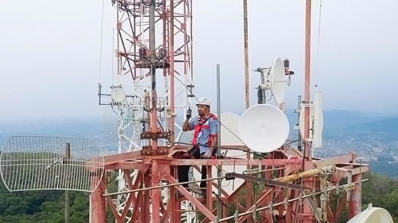 Ilustrasi - Petugas Telkom melakukan inspeksi terhadap menara base transceiver station (BTS). ANTARA/HO-Telkom/aa.
