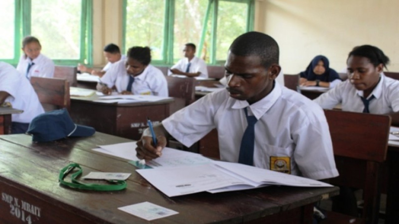 Ilustrasi - Sejumlah siswa SMP di Agats, Ibukota Kabupaten Asmat mengikuti Ujian Nasional. ANTARA/HO-Humas Pemkab Asmat