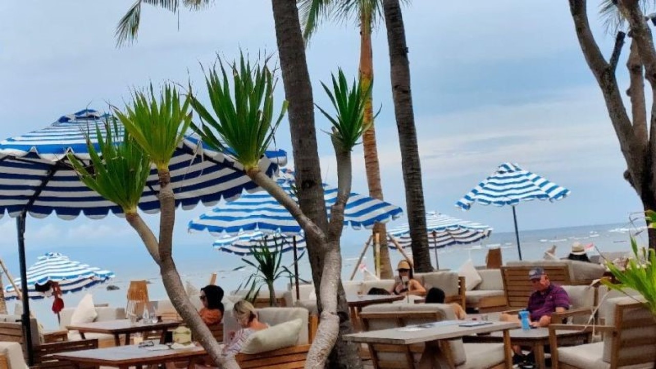 Ilustrasi - Sejumlah wisatawan saat menghabiskan liburan di kawasan Pantai Sanur Kota Denpasar, Bali. ANTARA/Ni Luh Rhismawati.