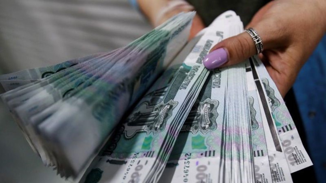 Ilustrasi: Seorang pegawai bank di Rusia memegang uang 1000 Rubel. ANTARA/REUTERS/Maxim Shemetov/aa.