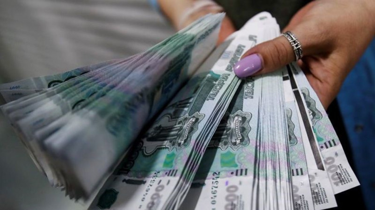 Ilustrasi: Seorang pegawai bank di Rusia memegang uang 1000 Rubel. ANTARA/REUTERS/Maxim Shemetov/aa.