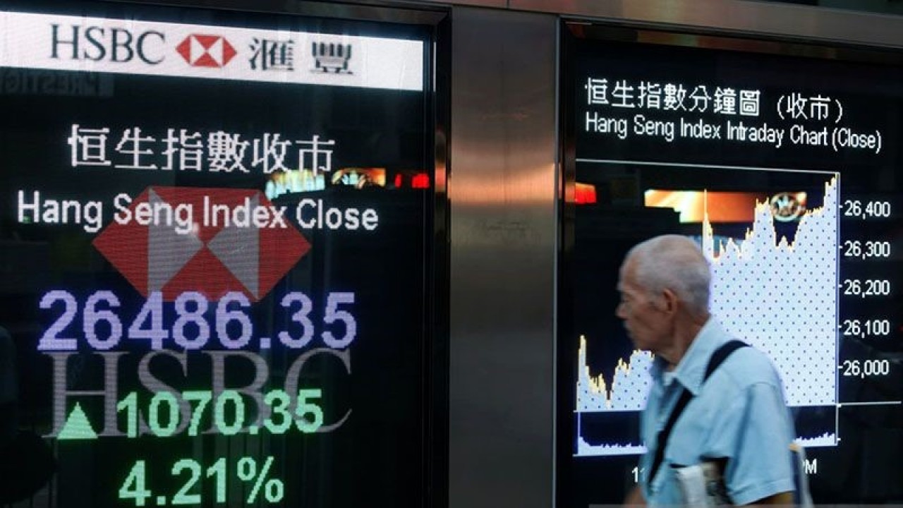 Ilustrasi - Seorang warga memperhatikan pergerakan saham di China. ANTARA/Reuters/aa.