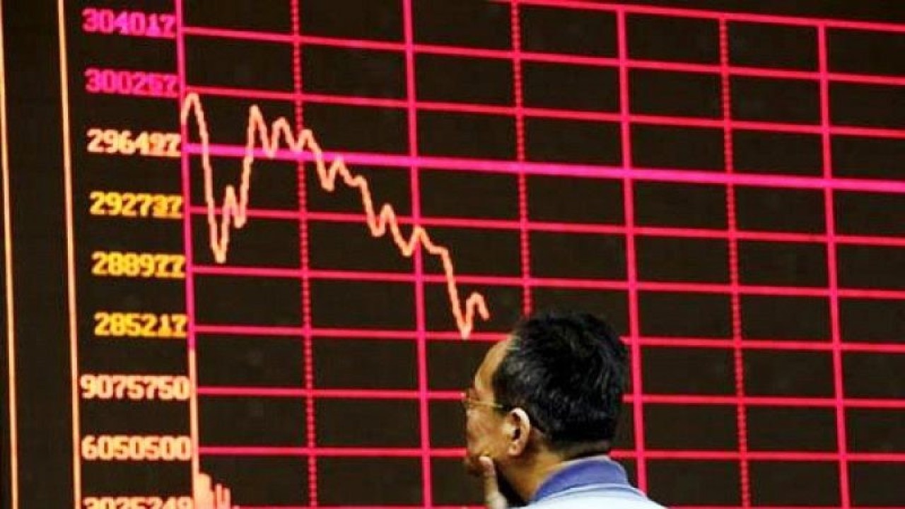 Ilustrasi - Seorang warga mengamati grafik pada layar informasi perdagangan saham di Shanghai Stock Exchange. ANTARA/REUTERS/Jason Lee/aa.