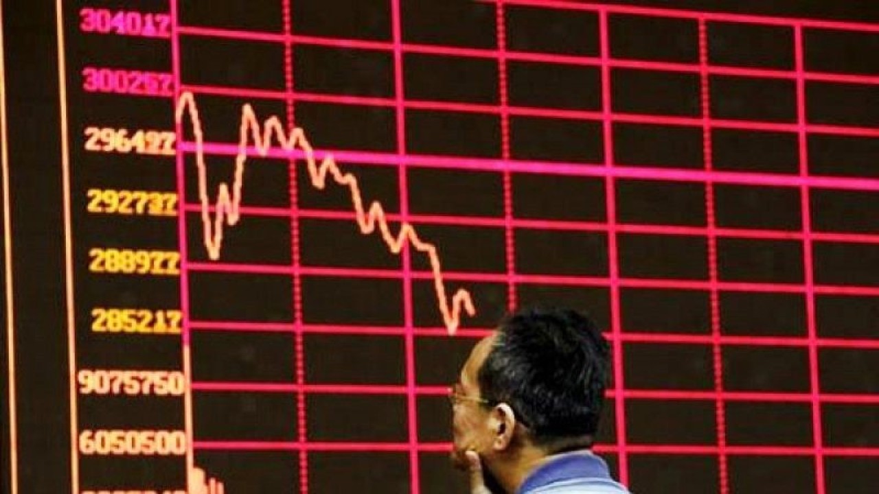 Ilustrasi - Seorang warga mengamati grafik pada layar informasi perdagangan saham di Shanghai Stock Exchange. ANTARA/REUTERS/Jason Lee/aa.