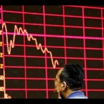 Ilustrasi - Seorang warga mengamati grafik pada layar informasi perdagangan saham di Shanghai Stock Exchange. ANTARA/REUTERS/Jason Lee/aa.-1671764444