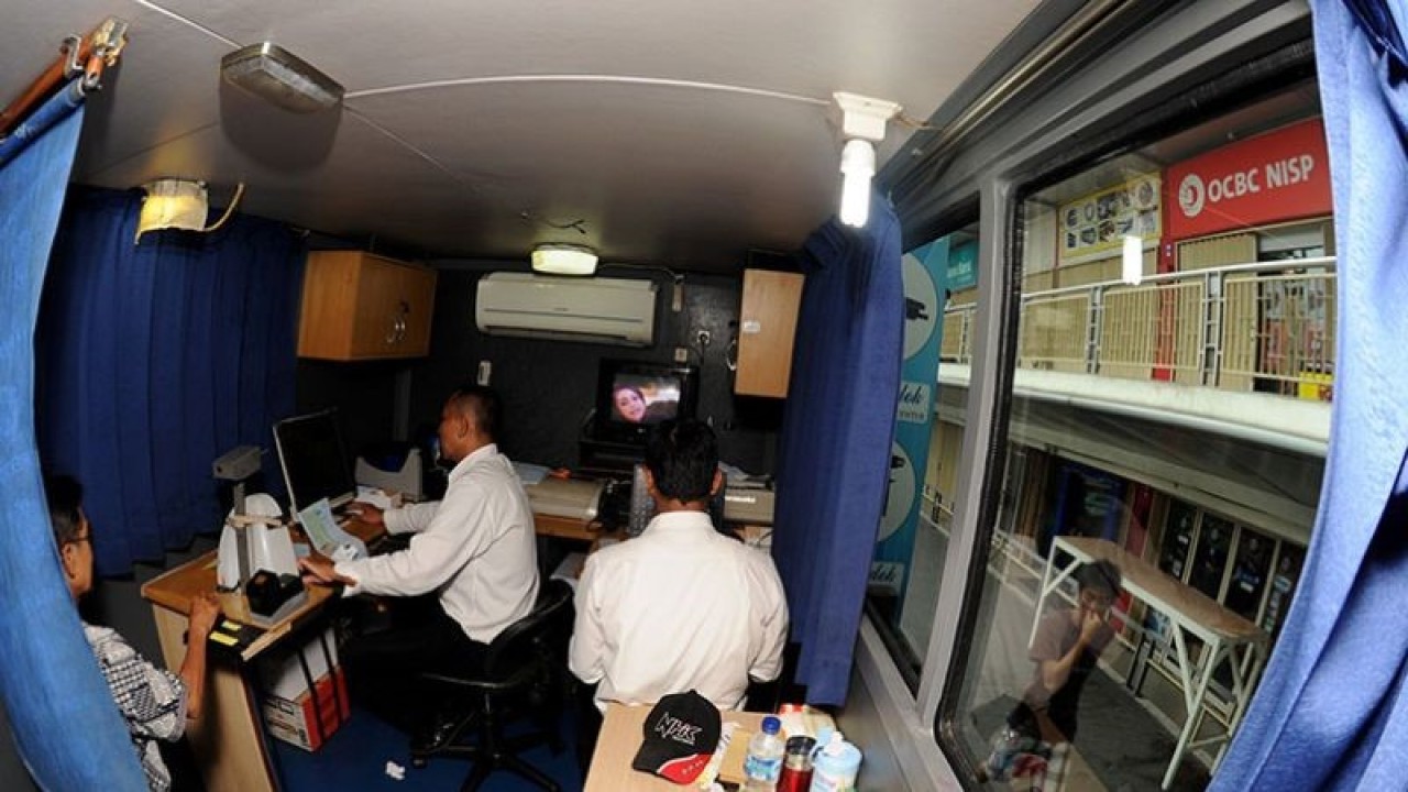 Ilustrasi - Seorang warga mengurus perpanjangan SIM di mobil pelayanan SIM Keliling LTC Glodok, Jakarta. FOTO ANTARA/Andika Wahyu/mes/aa.