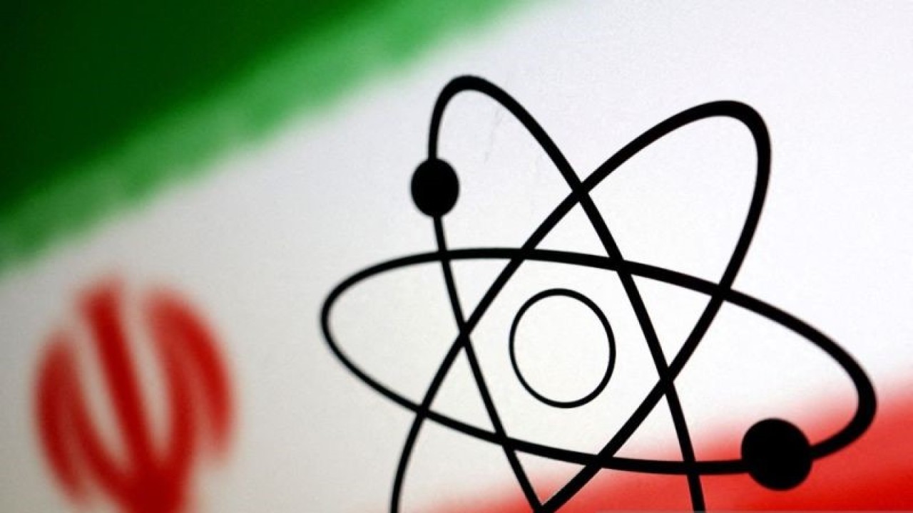 Ilustrasi - Simbol atom dan bendera Iran. (ANTARA/Reuters/Dado Ruvic/Ilustrasi/as)