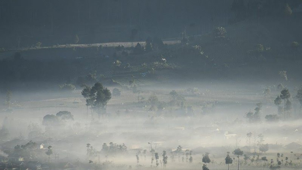 Ilustrasi - Suasana pedesaan tertutup kabut di Lembang, Kabupaten Bandung Barat, Jawa Barat, Sabtu (7/7/2018). (Dok ANTARA)
