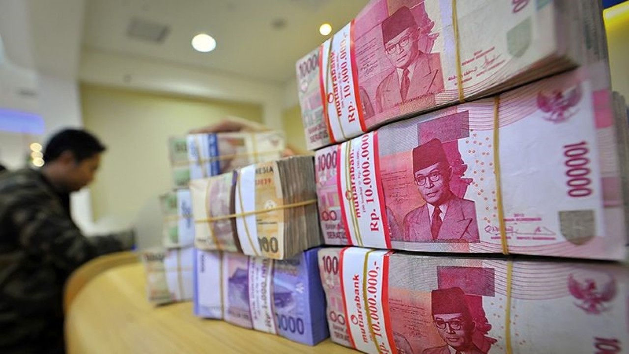 Ilustrasi: Tumpuan uang kertas rupiah di Bank Mutiara, Jakarta. ANTARA FOTO/Yudhi Mahatma/ss/mes/aa.