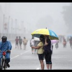 Ilustrasi - Warga berteduh di bawah payung ketika hujan lebat mengguyur kawasan MH Thamrin dan Bunderan HI, Jakarta. ANTARA FOTO/M Agung Rajasa/pd/aa.-1670557275