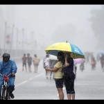 Ilustrasi - Warga berteduh di bawah payung ketika hujan lebat mengguyur kawasan MH Thamrin dan Bunderan HI, Jakarta. (ANTARA FOTO/M Agung Rajasa/pd/aa.)-1670984921