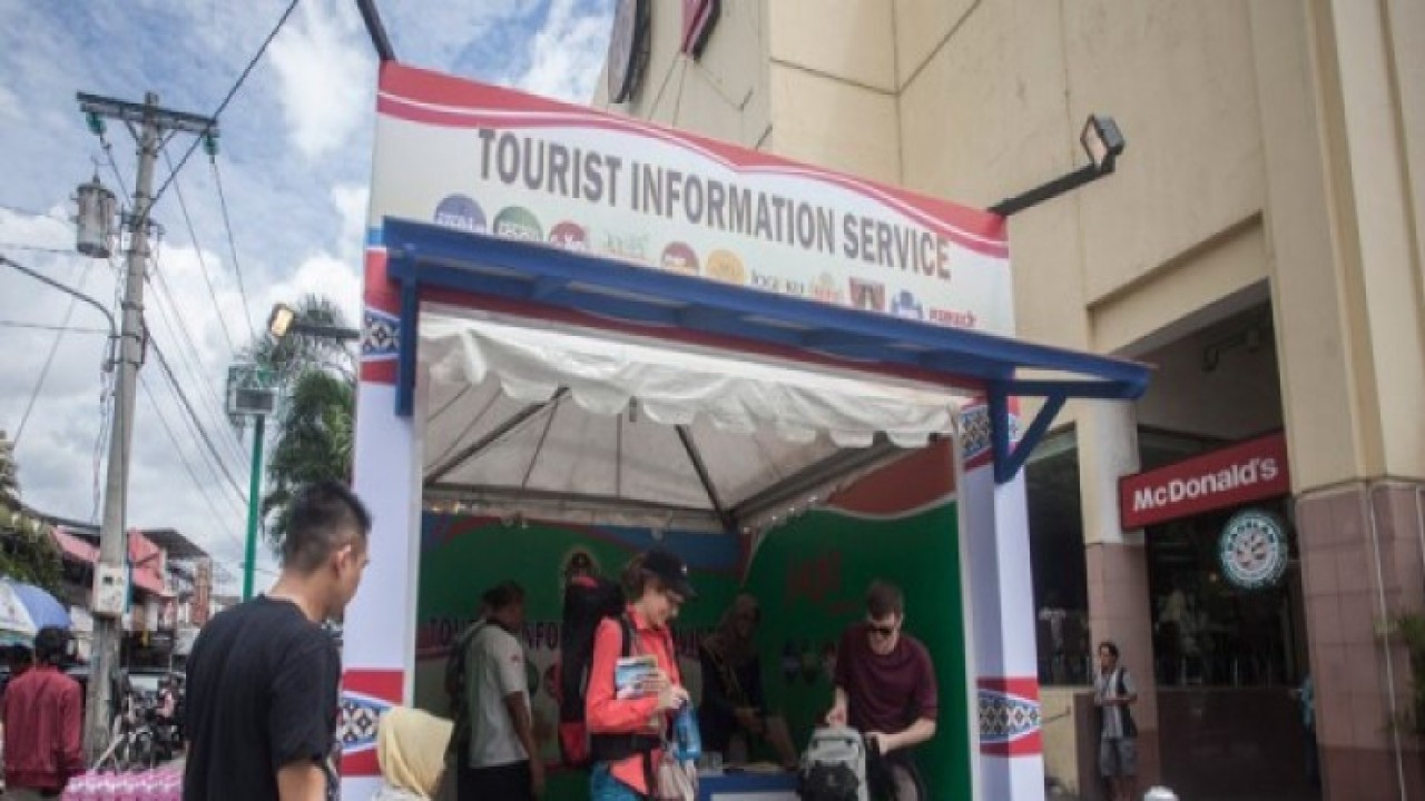 Ilustrasi: Wisatawan mencari informasi di posko Tourist Information Service di Malioboro, Yogyakarta. (ANTARA FOTO/Andreas Fitri Atmoko)