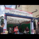 Ilustrasi: Wisatawan mencari informasi di posko Tourist Information Service di Malioboro, Yogyakarta. (ANTARA FOTO/Andreas Fitri Atmoko)-1672115221