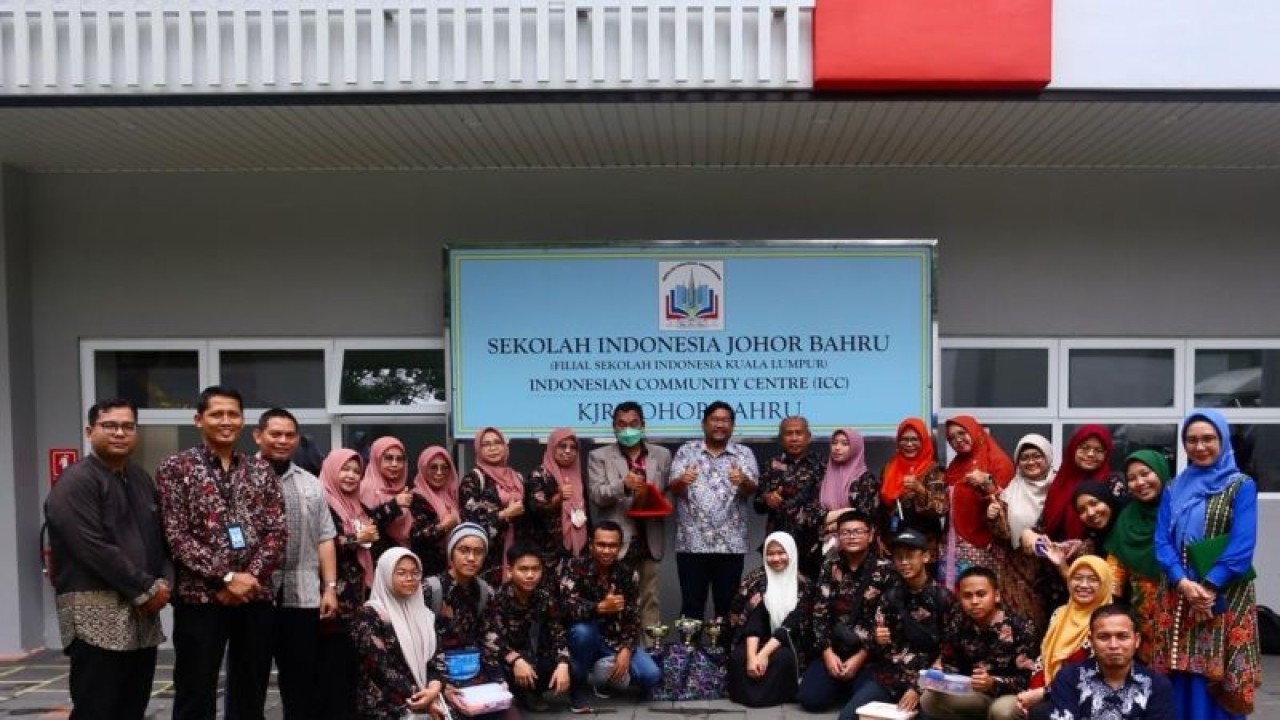 im Robotik MAN 2 Makassar berfoto bersama guru Sekolah Indonesia Johor Bahru di Johor Bahru, Malaysia, Minggu (4/12/2022). (ANTARA/Virna P Setyorini)
