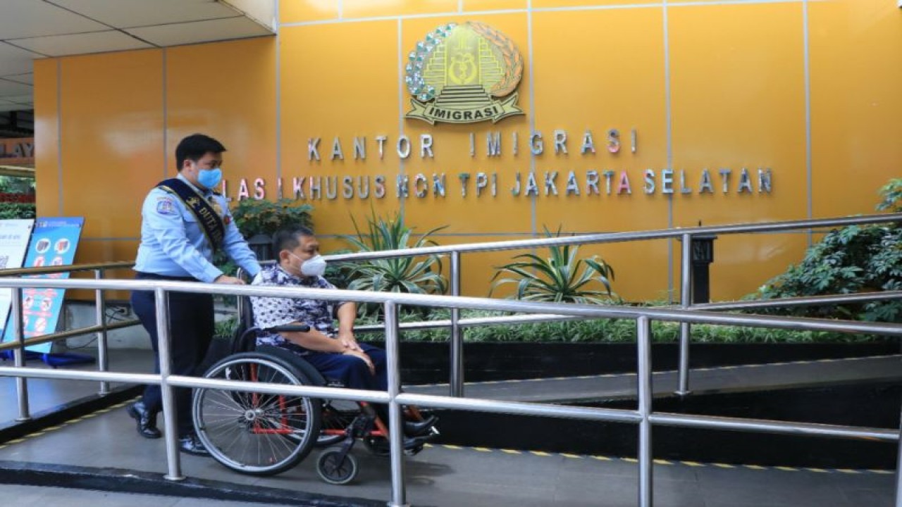 Kantor Imigrasi Kelas I Khusus Non TPI Jakarta Selatan meraih penghargaan Unit Penyelenggara Pelayanan Terbaik Penyedia Sarana dan Prasarana Ramah Kelompok Disabilitas, Jakarta, Selasa (6/12/2022). ANTARA/HO-Imigrasi Kelas I Khusus Non TPI Jakarta Selatan