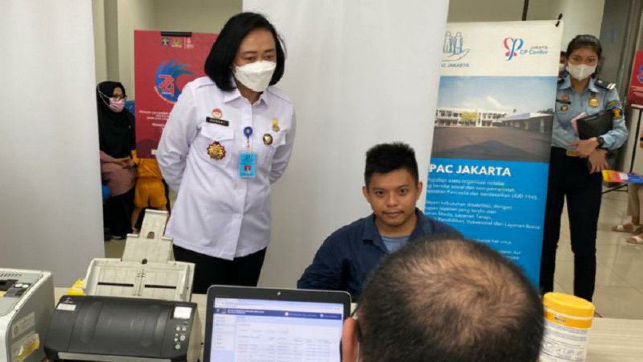 Seorang penyandang disabilitas mendatangi layanan kepengurusan paspor Kantor Imigrasi Kelas I Khusus Non TPI Jakarta Selatan di YPAC, Jakarta, Rabu (7/12/2022). ANTARA/Luthfia Miranda Putri