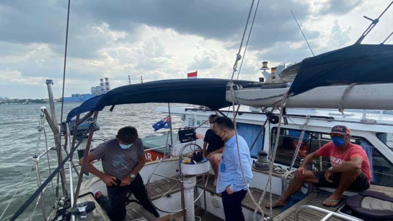 Personel Kantor Imigrasi Kelas I Tempat Pemeriksa Imigrasi Jakarta Utara (Imigrasi Jakut) menjalankan pengawasan saat tiga Warga Negara Asing terdampar di Laut Jawa akan memasuki Ibu Kota Negara Indonesia di Jakarta, Kamis (8/12/2022). ANTARA/HO-Imigrasi Jakut