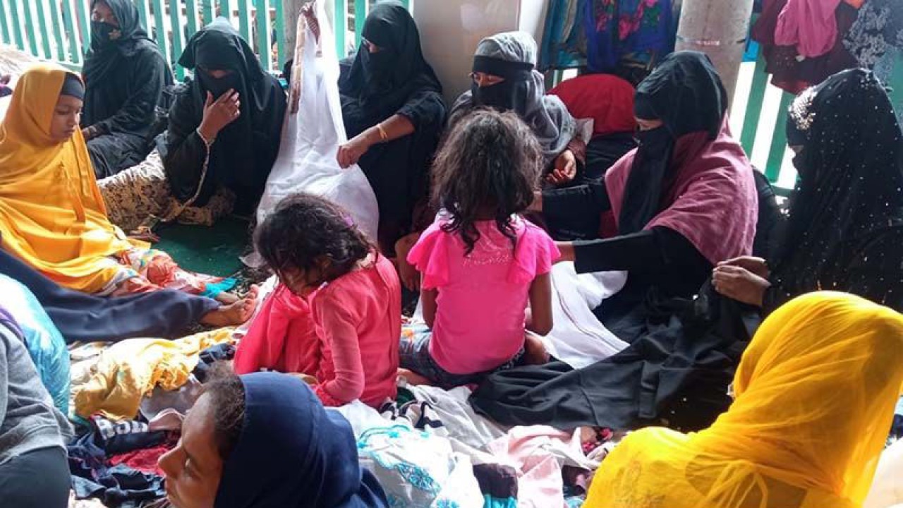 Imigran Rohingya menempatkan penampungan sementara di meunasah di Desa Meunasah Lhok, Kecamatan Muara Batu, Kabupaten Aceh Utara, Selasa (15/11/2022). ANTARA/Dedy Syahputra.