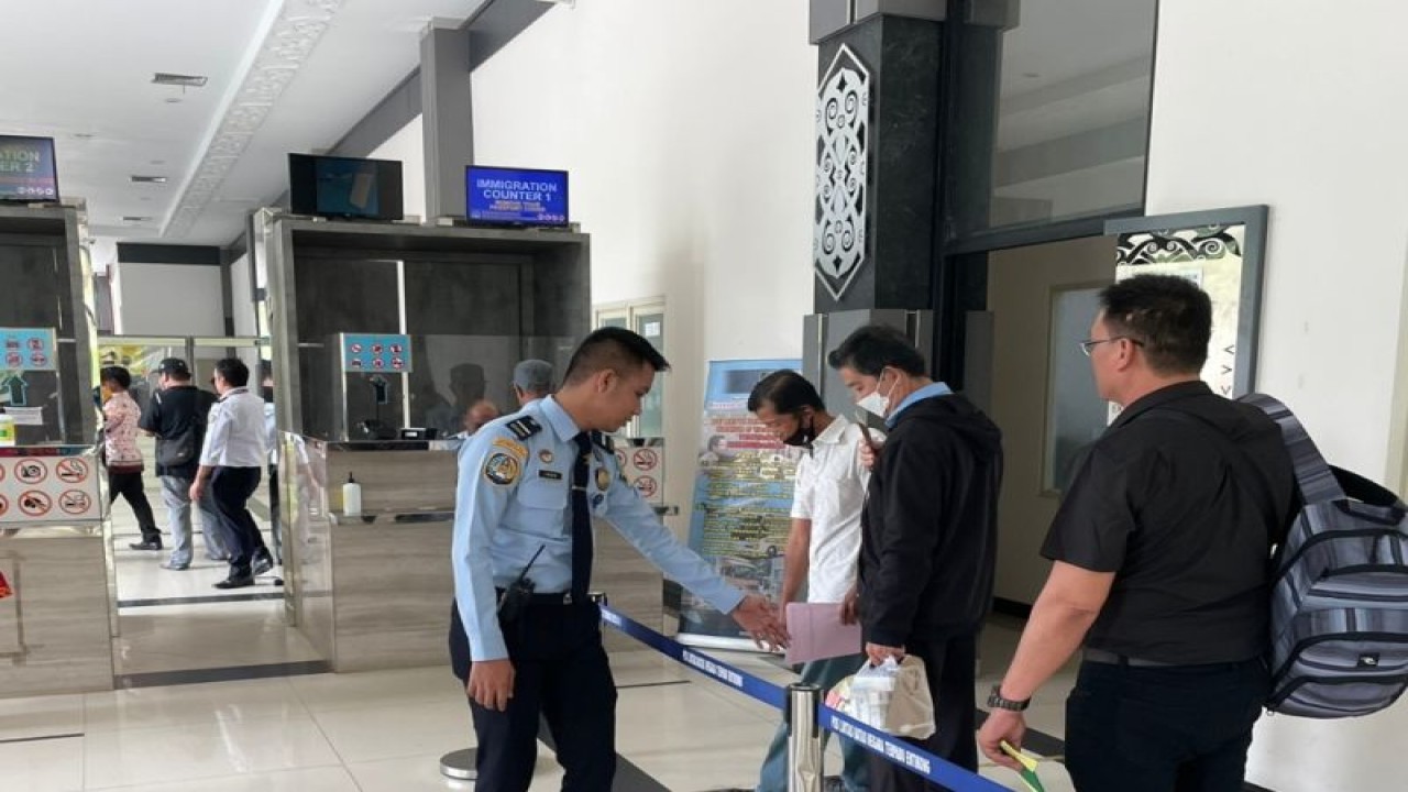 Pelayanan petugas Imigrasi Entikong bagi pelintas di Pos Lintas Batas Negara (PLBN) Entikong, perbatasan Indonesia-Malaysia, wilayah Entikong Sanggau Kalimantan Barat. ANTARA/HO-Humas Imigrasi Entikong. (Teofilusianto Timotius)