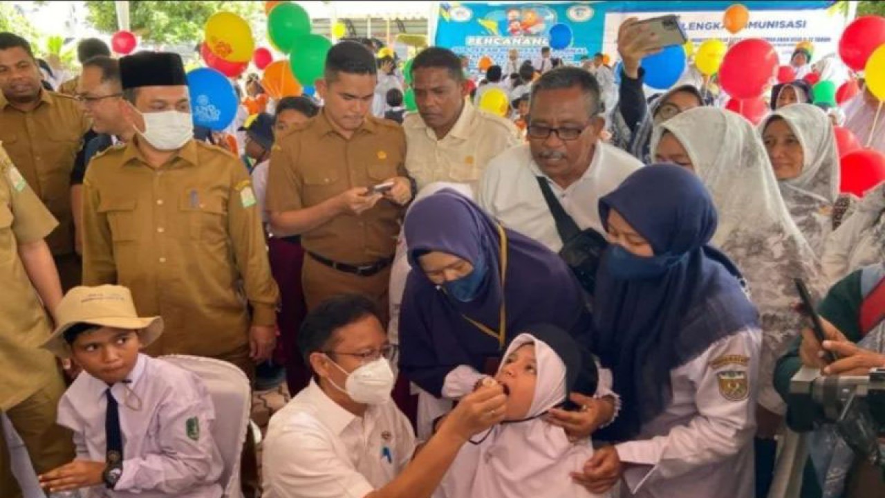 Menteri Kesehatan Budi Gunadi Sadikin meneteskan vaksin polio kepada anak saat pencanangan Sub Pekan Imunisasi Nasional (PIN) polio di Pendopo Gubernur Aceh, Kota Banda Aceh, Senin (5/12/2022). (ANTARA/Khalis Surry).