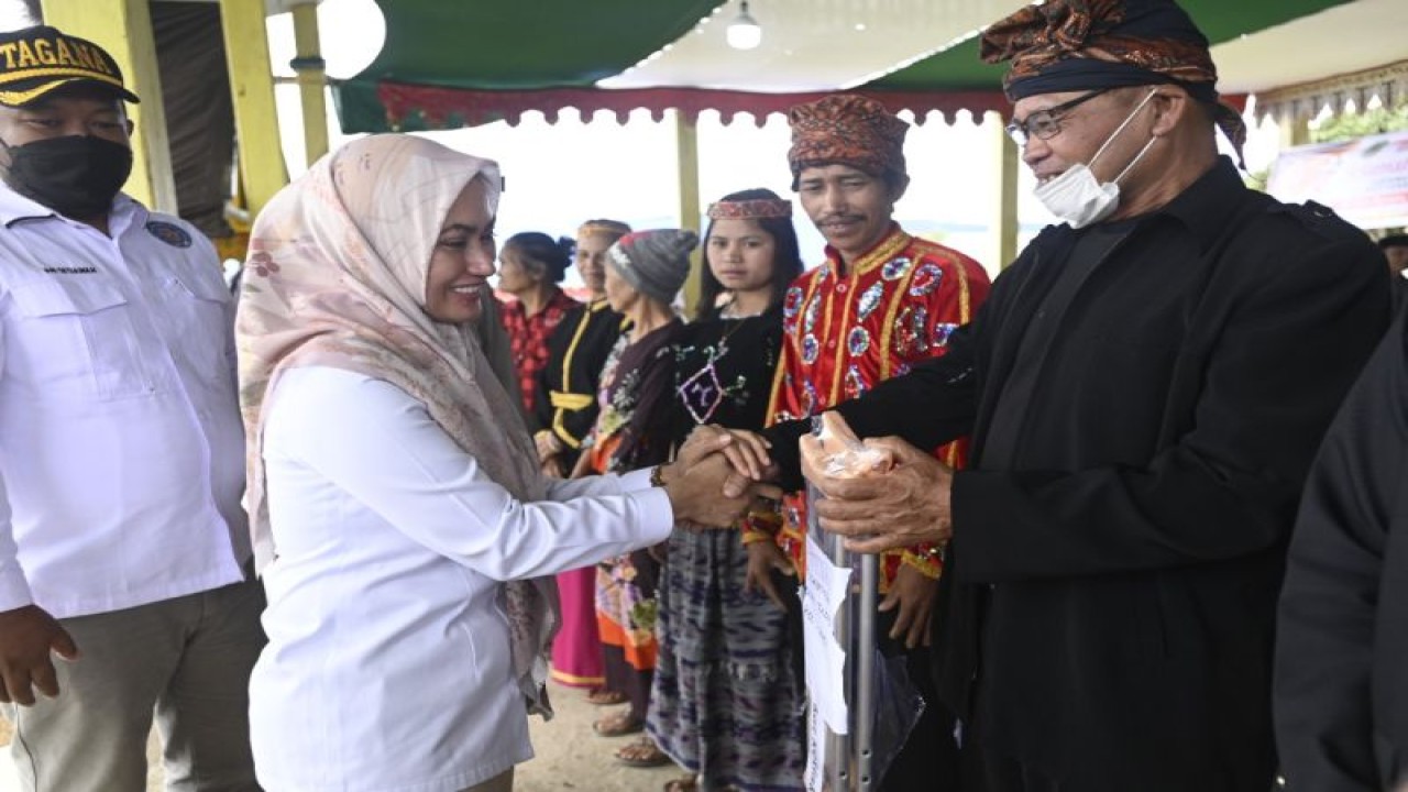 Bupati Luwu Utara Indah Putri Indriani saat menyerahkan alat bantu kepada penyandang disabilitas di Kecamatan Seko, Luwu Utara, Sulsel. ANTARA /HO-Humas Pemkab Lutra