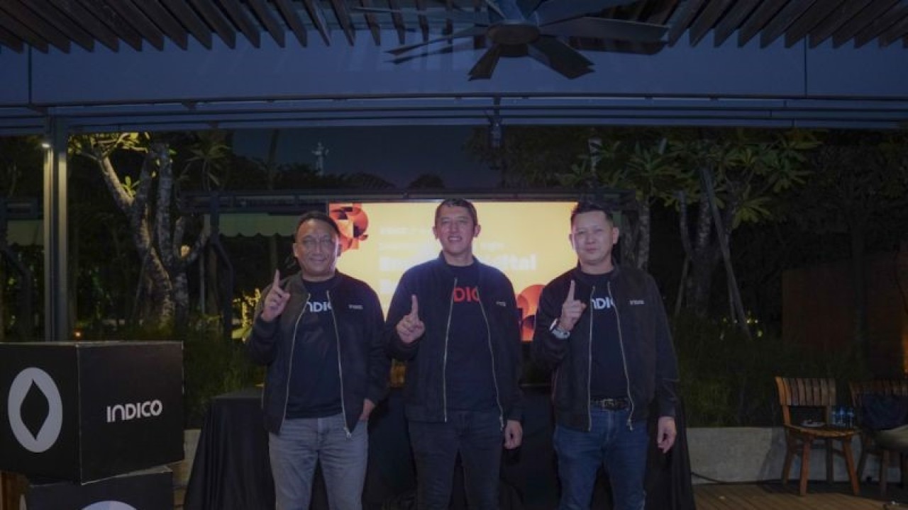 (Kiri-kanan) Pimpinan teknologi INDICO Luthfi Kisbiono Arif, CEO INDICO Andi Kristianto dan pimpinan keuangan INDICO Andry Firdiansyah saat malam perayaan satu tahun perusahaan, Selasa (20/12/2022). (ANTARA/HO-INDICO)