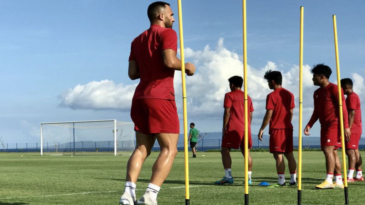 Penyerang Timnas Indonesia Ilija Spasojevic (kiri) mengikuti pemusatan latihan, di Training Ground Bali United, Pantai Purnama, Gianyar, Bali, Rabu (7/12/2022). ANTARA/Genta Tenri Mawangi