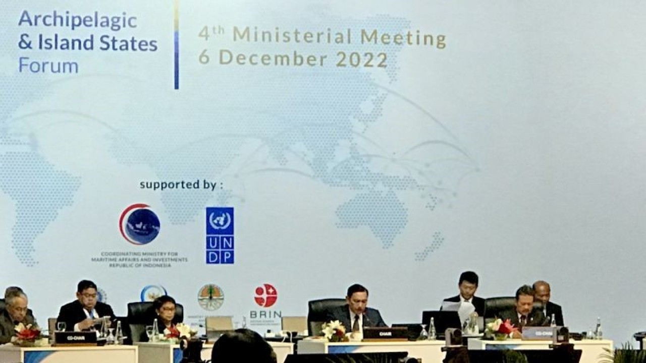 Menteri Koordinator Bidang Kemaritiman dan Investasi (Menko Marves) Luhut Binsar Pandjaitan (empat kanan) memberi sambutan saat acara pembukaan 4th Ministerial Meeting Archipelagic and Island States Forum di Nusa Dua, Badung, Bali, Selasa (6/12/2022). ANTARA/Genta Tenri Mawangi