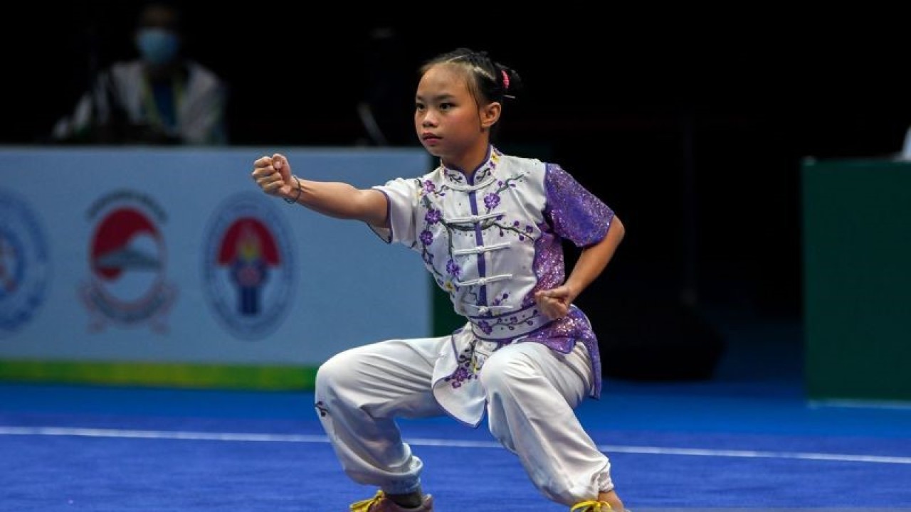 Atlet wushu Indonesia Anasera Zahraa Haryoso beraksi dalam nomor Taolu Changquan kelompok C putri Kejuaraan Dunia Wushu Junior 2022 di ICE BSD, Tangerang, Banten, Kamis (8/12/2022). Anasera Zahraa berhasil meraih medali emas dengan 9.136 poin, medali perak diperoleh atlet wushu Singapura Hui En Tan dengan poin 9.083 dan medali perunggu diperoleh atlet wushu Indonesia Billie Karina The dengan poin 9.076. ANTARA FOTO/Fauzan/pras.