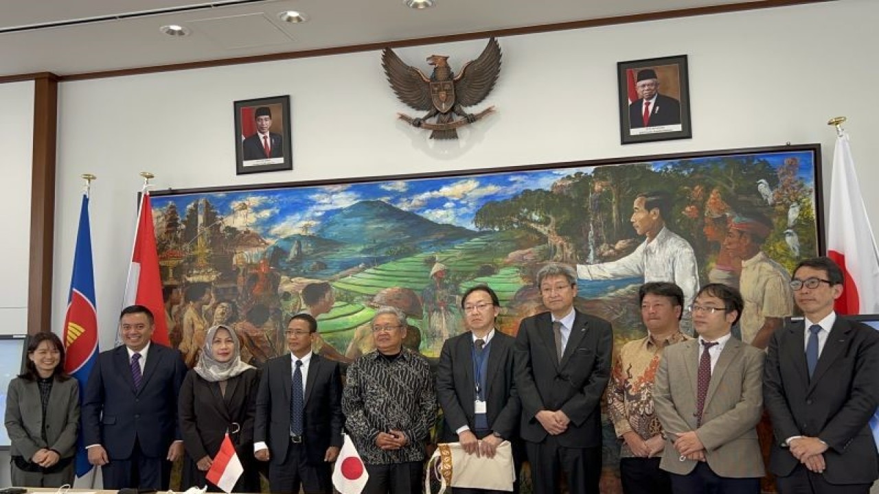 PT MRT Jakarta dan empat perusahaan Jepang menyepakati kerja sama yang akan menjadi tonggak sejarah hubungan Indonesia-Jepang di Tokyo, Selasa (29/11). (ANTARA/ Juwita Trisna Rahayu)