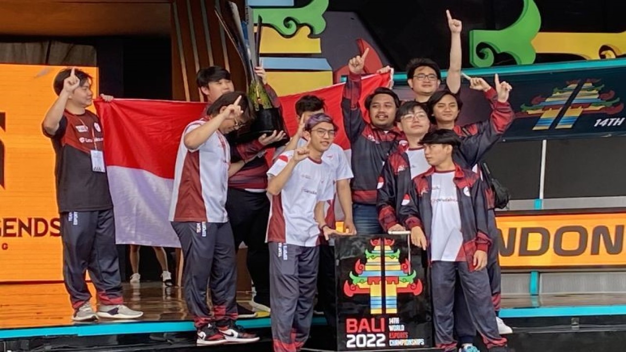 Para pemain timnas Mobile Legends: Bang-Bang Indonesia berfoto bersama setelah dinobatkan menjadi juara usai memenangi laga grand final melawan Filipina dalam kejuaraan esport dunia IESF Bali 14th World Esport Championship di Merusaka, Nusa Dua, Bali, Minggu (11/12/2022). (ANTARA/Arindra Meodia)