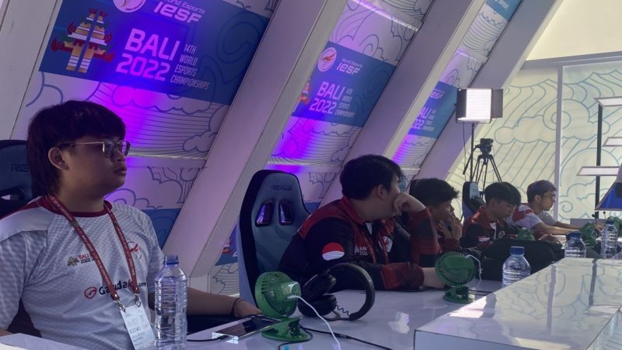 Para pemain tim nasional Indonesia Mobile Legends: Bang-Bang (MLBB) Indonesia bersiap sebelum laga Indonesia vs Filipina dalam upper bracket kejuaraan esport dunia IESF Bali 14th World Esports Championship 2022 di Merusaka, Nusa Dua, Bali, Minggu (4/12/2022). (ANTARA/Arindra Meodia)