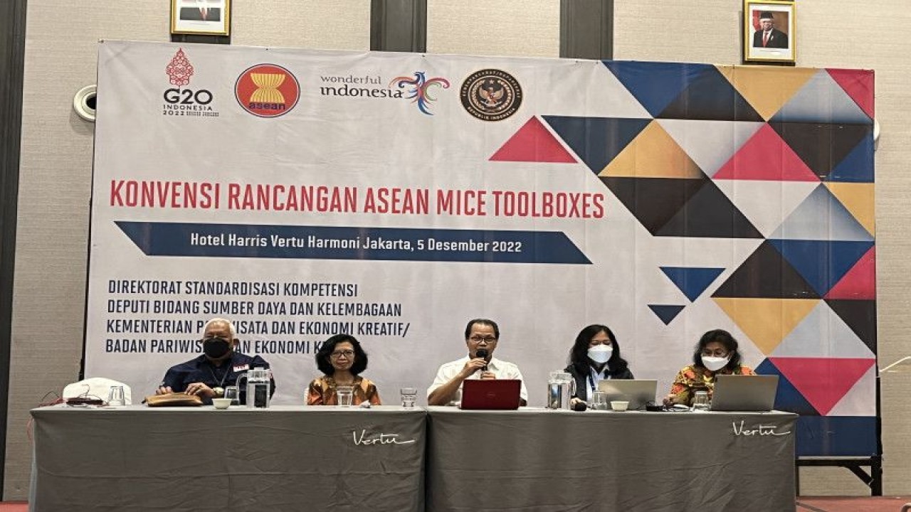 Pengantar laporan rancangan ASEAN MICE Toolboxes yang disampaikan oleh Tim Penyusun dan Tim Reviewer dalam acara Konvensi Nasional ASEAN MICE Toolboxes di Hotel Harris Vertu Harmoni, Jakarta, Senin (5/12/2022). ANTARA/M. Baqir Idrus Alatas