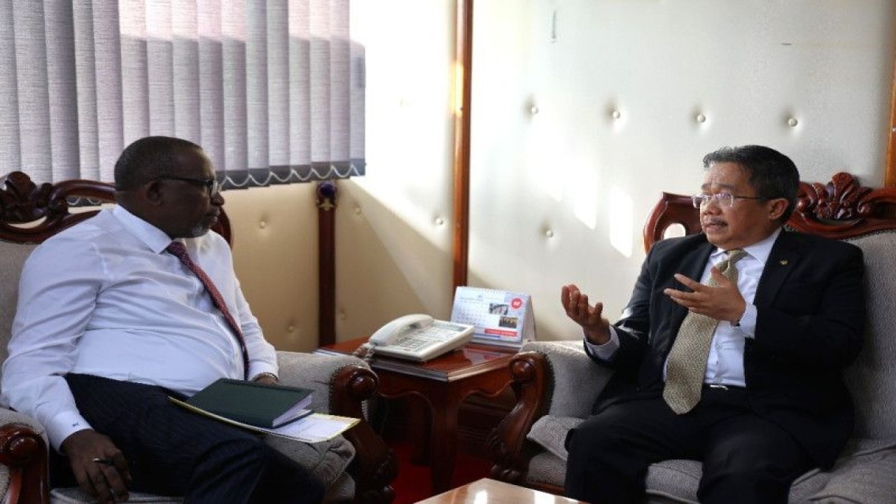 Duta Besar RI untuk Kenya Mohamad Hery Saripudin (kanan) berdiskusi dengan Menteri Pertanian dan Peternakan Kenya Mithika Linturi (kiri) di Nairobi pada Jumat (16/12/2022). (ANTARA/HO-KBRI Nairobi)