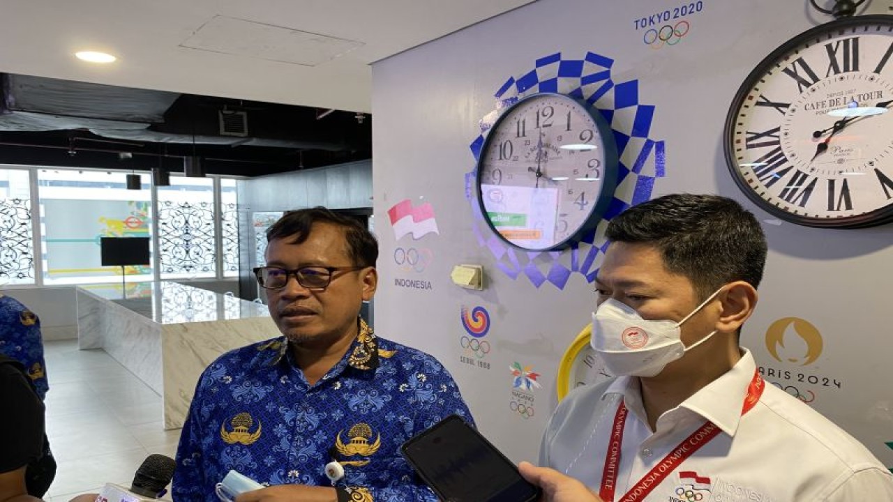 Ketua Umum Komite Olimpiade Indonesia (KOI) Raja Sapta Oktohari (kanan) dan Deputi Bidang Pembudayaan Olahraga Kemenpora Raden Isnanta menjawab pertanyaan media di Jakarta, Kamis (22/12/2022). (ANTARA/Shofi Ayudiana)