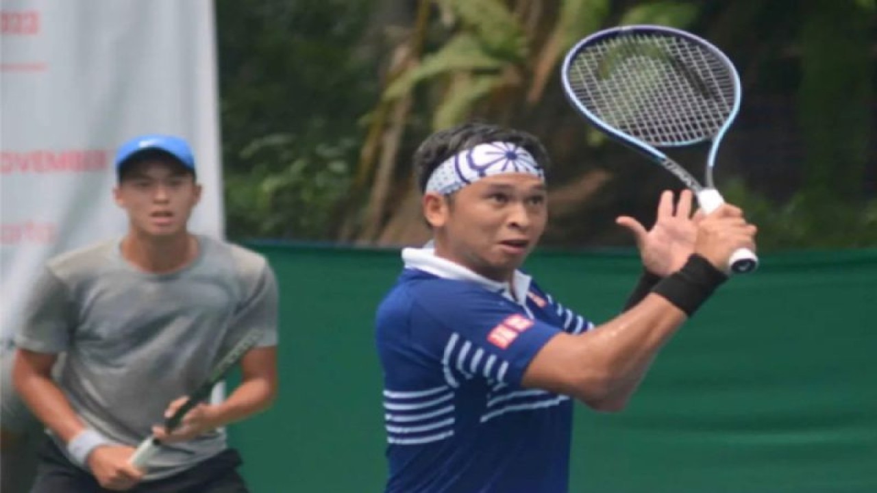 Arsip foto - Christopher Rungkat (depan) bersama Nathan Anthony Barki (belakang) ketika berpasangan dalam ganda ITF M25 di lThe Sultan Hotel & Residence Jakarta. (ANTARA/HO-Tenis Indonesia/Dwi Ari Setyadi)
