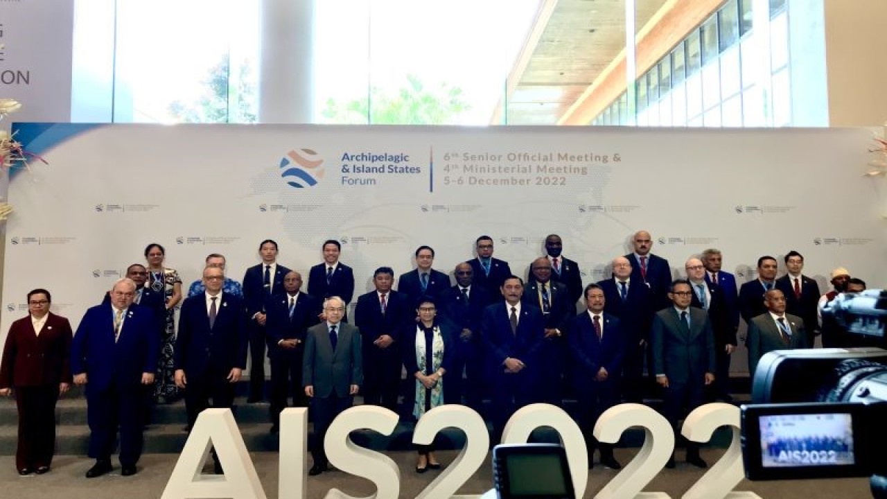 Para menteri dan ketua delegasi yang mewakili negara-negara anggota AIS Forum berfoto bersama selepas acara pembukaan pertemuan tingkat menteri ke-4 Archipelagic and Island States (AIS) Forum di Nusa Dua, Bali, Selasa (6/12/2022). ANTARA/Genta Tenri Mawangi