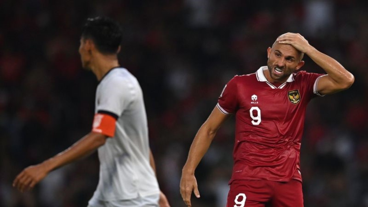 Pesepak bola Timnas Indonesia Ilija Spasojevic (kanan) bereaksi usai gagal membobol gawang Timnas Kamboja dalam pertandingan Grup A Piala AFF 2022 di Stadion Utama Gelora Bung Karno (SUGBK), Jakarta, Jumat (23/12/2022). ANTARA FOTO/Aditya Pradana Putra/tom. (ANTARA FOTO/ADITYA PRADANA PUTRA)