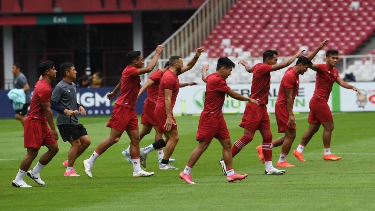 Sejumlah pesepak bola Timnas Indonesia berlatih menjelang pertandingan Grup A Piala AFF 2022 melawan Timnas Thailand di Stadion Utama Gelora Bung Karno (SUGBK), Jakarta, Rabu (28/12/2022). ANTARA FOTO/Akbar Nugroho Gumay/foc.