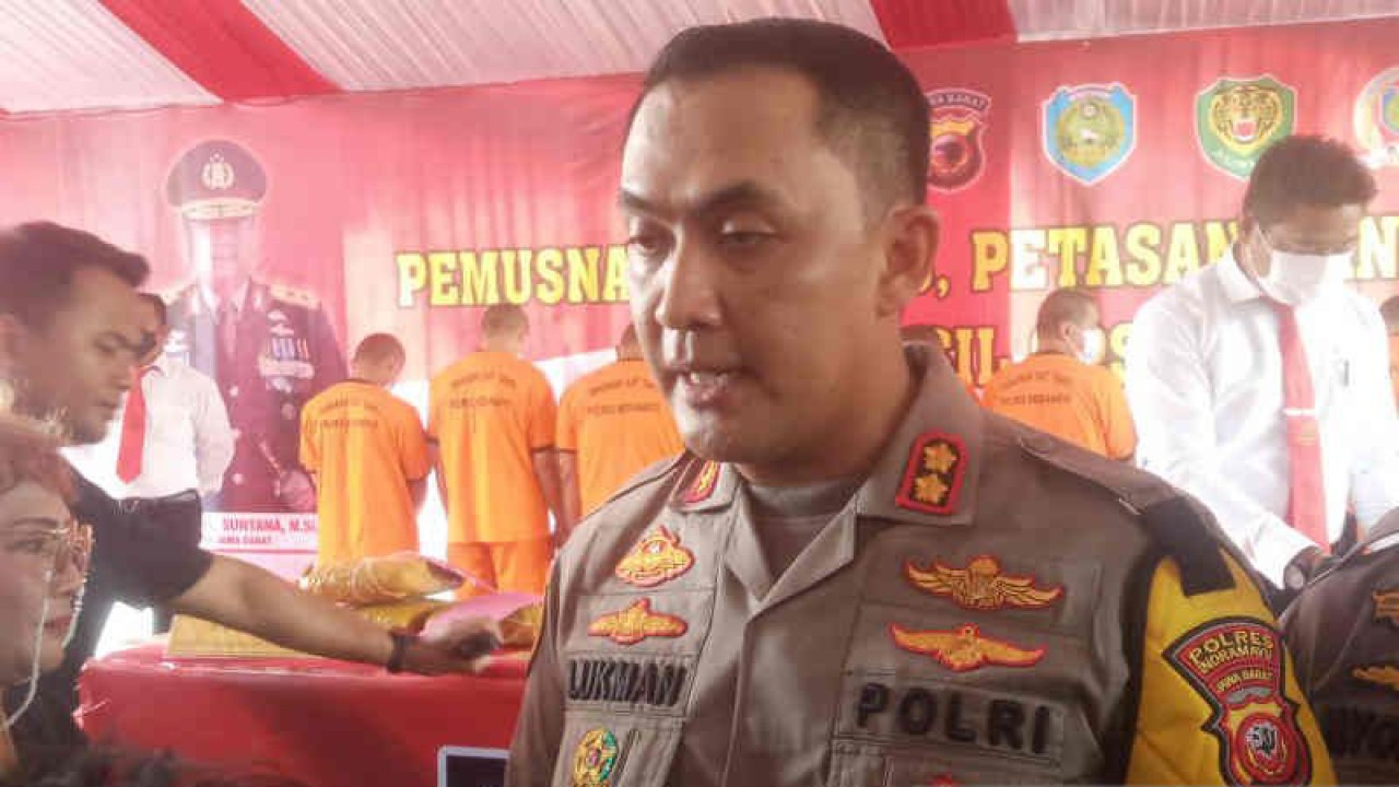 Kapolres Indramayu AKBP Lukman Syarif memberi keterangan kepada media di Indramayu, Jawa Barat. (ANTARA/Khaerul Izan)