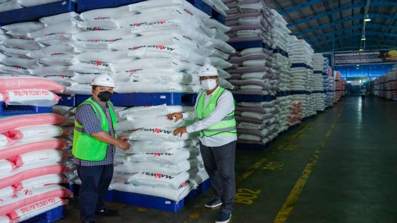 Foto dokumentasi. Plt. Direktur Jenderal Industri Agro Kementerian Perindustrian, Putu Juli Ardika meninjau ketersediaan raw sugar sebagai bahan baku untuk produksi gula kristal rafinasi di PT Medan Sugar Industry (MSI). (ANTARA/ Biro Humas Kementerian Perindustrian)