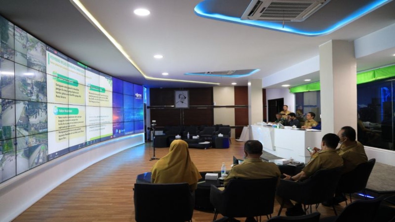 Wakil Wali Kota Pontianak Bahasan saat mengikuti Rakornas dalam rangka pengendalian inflasi di daerah dengan Kementerian Dalam Negeri melalui teleconference di Ruang Pontive Center. (Foto ANTARA/HO-Jimi)
