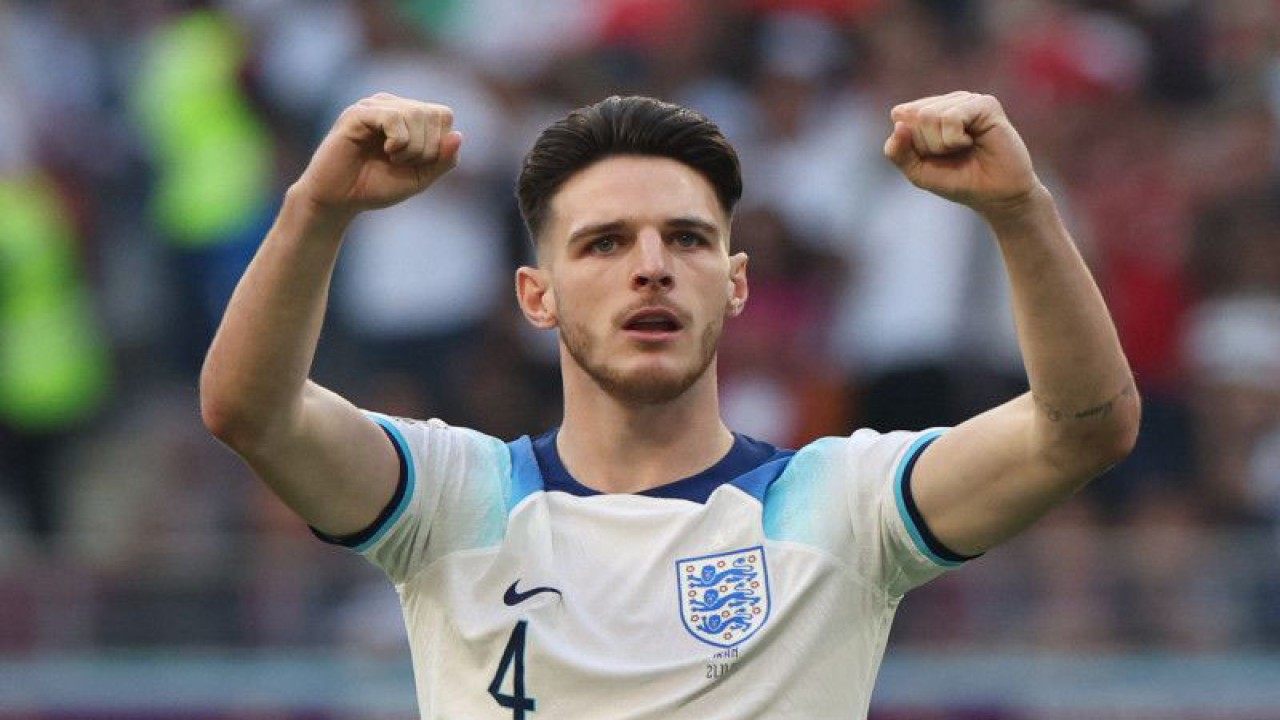 Gelandang timnas Inggris Declan Rice menyapa para suporter dalam pertandingan Grup B Piala Dunia 2022 lawan Iran di Khalifa International Stadium, Doha pada 21 November 2022. ANTARA/AFP/GIUSEPPE CACACE