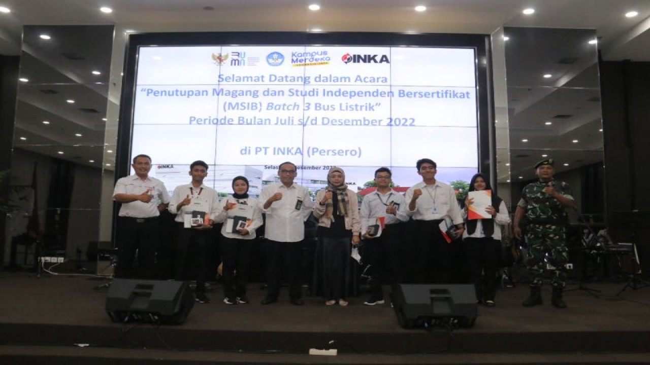 Direktur Utama PT INKA (Persero) Budi Noviantoro didampingi tim dosen serta para pihak terkait melakukan penutupan Program Magang dan Studi Independen Bersertifikat (MSIB) "Batch" 3 yang bekerja sama dengan Direktorat Jenderal Pendidikan Tinggi, Riset, dan Teknologi (Ditjen Diktiristek).  ANTARA/HO-Humas PT INKA