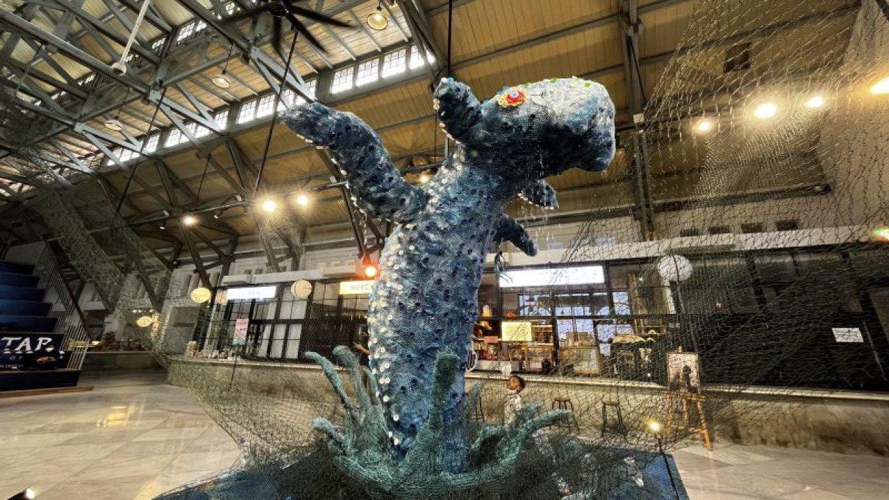 Instalasi seni karya seniman Alex Abbad yang dipamerkan di area Pos Bloc Jakarta Pusat, pada Selasa (13/12/2022). (ANTARA/Arnidhya Nur Zhafira)