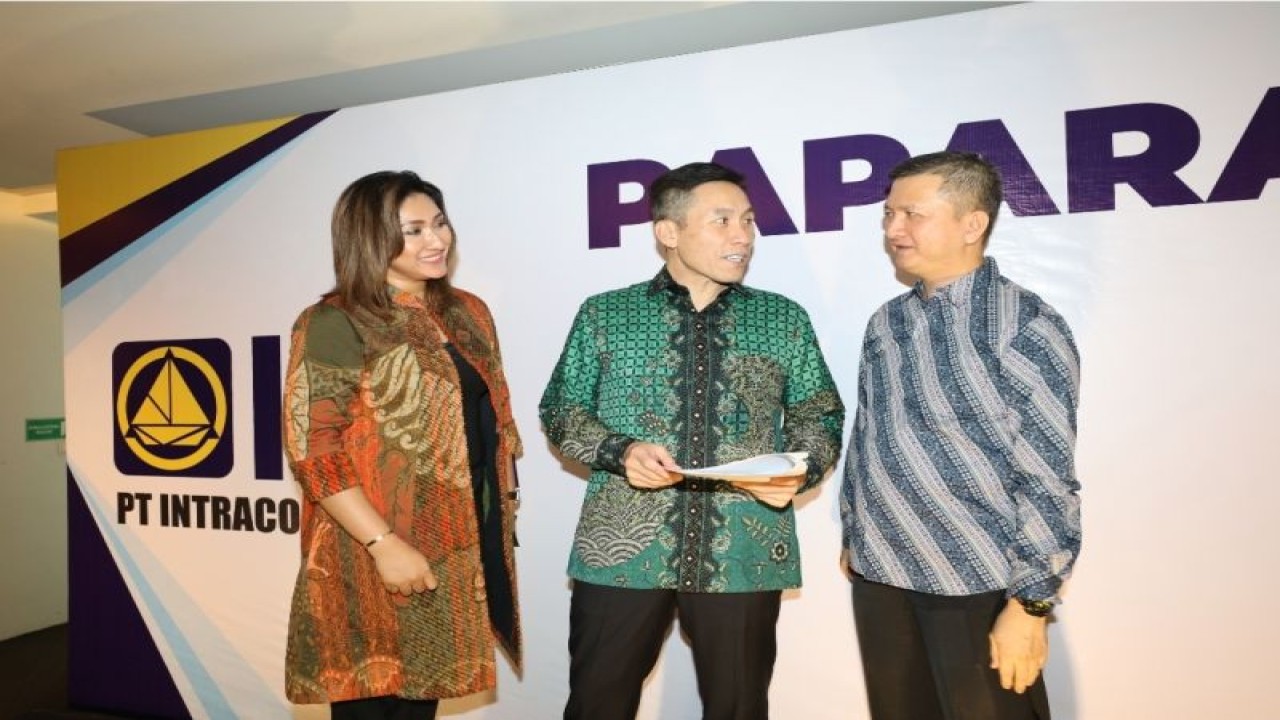 Sekretaris Perusahaan INTA Astri Duhita Sari selaku (kiri), Direktur Utama INTA Petrus Halim (tengah), dan Chief Financial Officer INTA Willianto Febriansa. (ANTARA/HO-INTA)