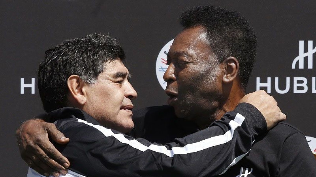 Dua legenda sepak bola Diego Maradona (kiri) dan Pele berpelukan selepas tampil dalam pertandingan eksibisi di Paris, Prancis, dalam rangkaian EURO 2016 pada 9 Juni 2016. ANTARA/AFP/Patrick Kovarik/aa.