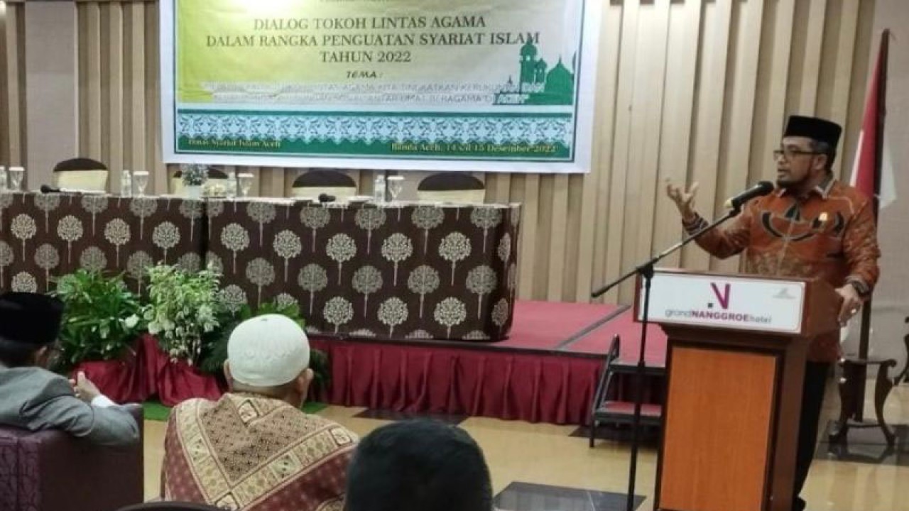Anggota Komisi I DPR Aceh Tgk Irawan Abdullah dalam kegiatan dialog tokoh lintas agama dalam rangka penguatan syariat Islam di Banda Aceh. (ANTARA/HO-Pri)